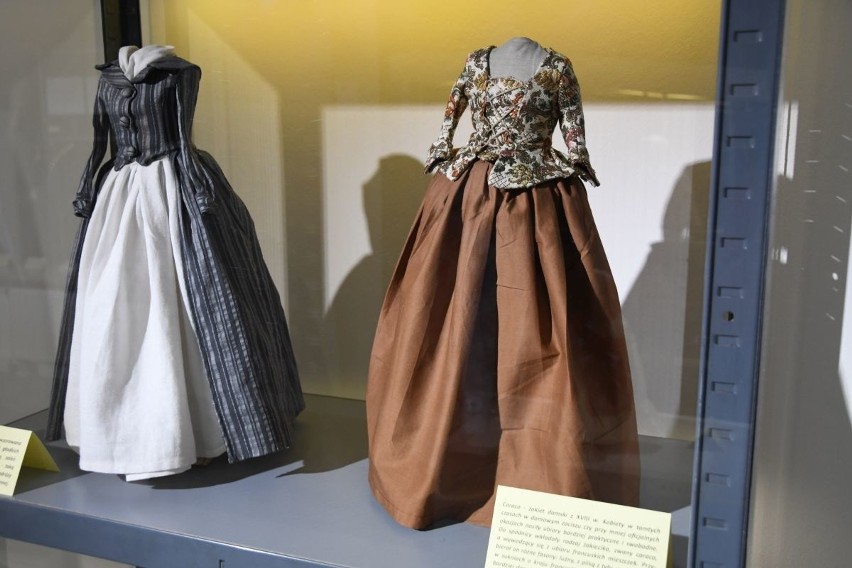 Zachwycające miniaturowe stroje – moda z dawnych epok na wystawie w Kielcach. Stworzyła je Wioletta Bara ze Staszowa [WIDEO, ZDJĘCIA]