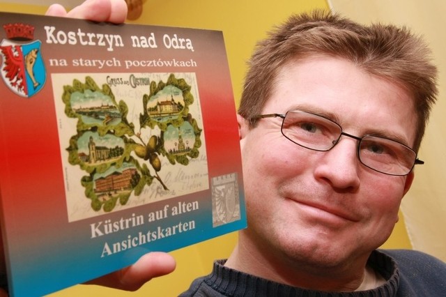 Andrzej Chmielewski prezentuje album, w którym zaprezentowano około 100 pocztówek z widokami przedwojennego Kostrzyna.