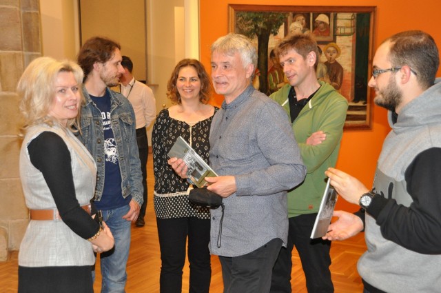 Aneta Oborny (z lewej), dyrektor Muzeum Ludowych Instrumentów Muzycznych opowiada gościom o ekspozycjach.