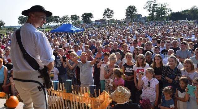 Niedzielny koncert kapeli góralskiej Baciary obejrzały tysiące widzów na stadionie w Kluczewsku.