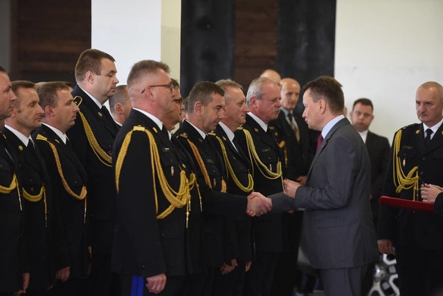 Minister Mariusz Błaszczak nagrodził strażaków
