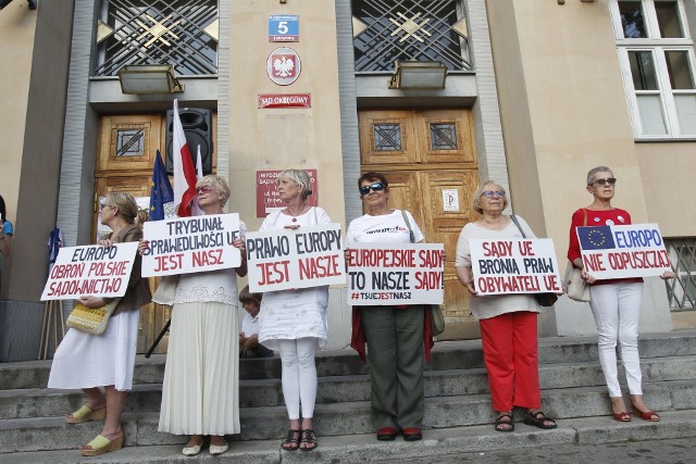 Pikieta w obronie sądów na placu Dąbrowskiego w Łodzi