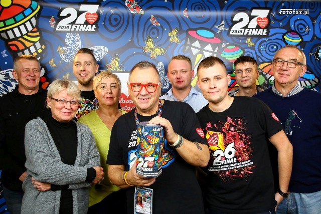 TV Praszka u Jurka Owsiaka. Od lewej: Leszek Cholak, Krzysztof Szczepański, Grażyna Walków, Jurek Owsiak, Bartosz Kałwak, Bartek Stańczyk, Radosław Antoniusz i Jan Lebioda.