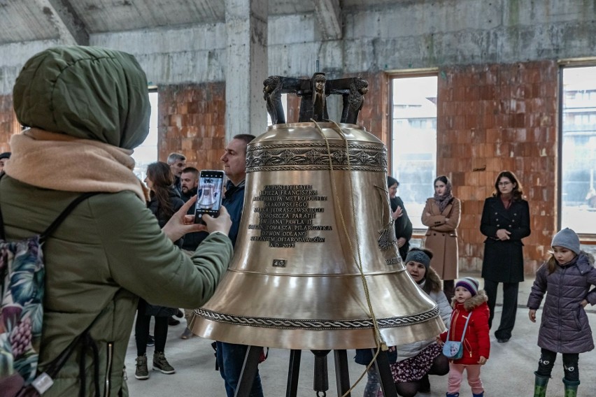 Kraków. Dzwon budowanego kościoła na Ruczaju przeszkadza wieczorami. W sieci wezwania do bojkotu parafii