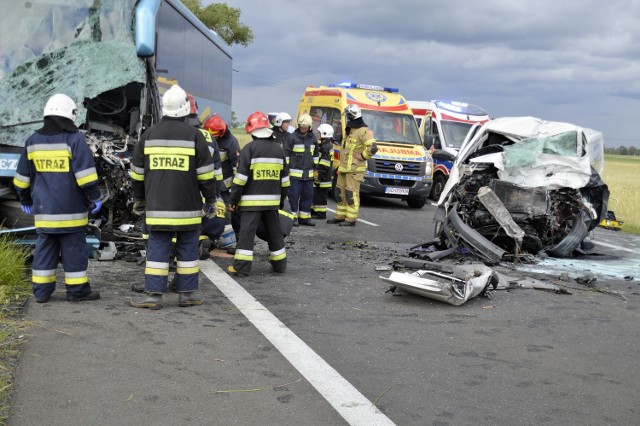 Na drodze krajowej nr 91 w miejscowości Modlibórz (gm. Lubień Kujawski) doszło do zderzenia samochodu dostawczego z autokarem, którym podróżowała młodzież.Na miejscu zginął kierowca 48-letni auta dostawczego. 28-letni  kierowca autokaru został zabrany do szpitala przez ekipę Lotniczego Pogotowia Ratunkowego. Z informacji strażaków wynika, że autokarem podróżowały 54 osoby w tym nastoletnia młodzież. Jak informuje Tomasz Tomaszewski z KMP Włocławek informuje 4 dzieci zostało odwiezionych do szpitala.Na miejsce zdarzenia został skierowany autobus MPK z Włocławka, który przewiózł uczestników wycieczki do szkoły w Kłóbce. Jak poinformował dyrektor Zespołu Szkół w Kłóbce - Aleksander Rutkowski, wszystkie dzieci zostały objęte opieką psychologa. Burmistrz Lubienia Kujawskiego zorganizował catering. Około godz. 22 uczniowie szkoły w Lublińcu ruszyli w dalszą drogę do domu.W akcji brało udział sześć 6 zastępów straży pożarnej oraz pozostałe służby. Przyczyny i okoliczności zdarzenia ustali śledztwo policjantów pod nadzorem prokuratora. Wypadek w Grudziądzu. Motocyklista nie żyje. Nie miał prawa jazdy