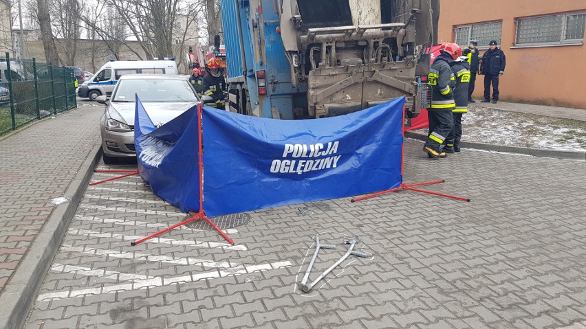 Wypadek na Hipotecznej w Łodzi. Śmiertelne potrącenie przez śmieciarkę [ZDJĘCIA]