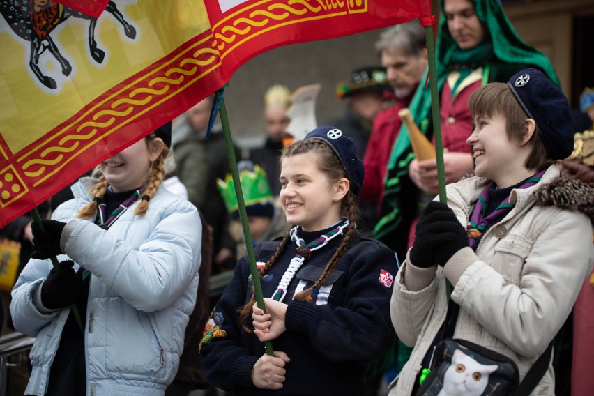 Orszak Trzech Króli 2023 w Boguchwale. Trasa gwarnego pochodu obejmowała cztery stacje. Zobacz zdjęcia