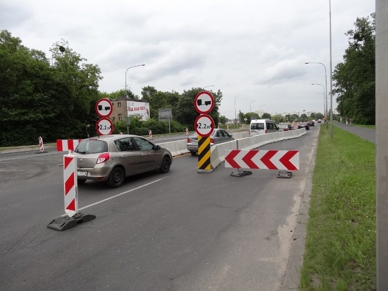 Po ustawieniu betonowych zapór na wjedzie na estakadę...