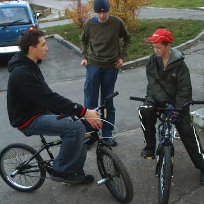 Filip (od lewej), Mateusz i Michał marzą o skateparku od kilku lat. Mają dość naprzykrzania się mieszkańcom, jeżdżąc po ulicach i chodnikach.