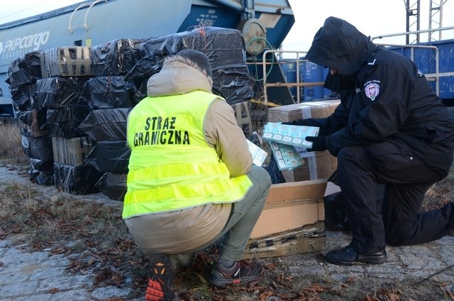 W sumie w wagonie z nawozem funkcjonariusze znaleźli 33 worki, w których łącznie znajdowało 32,5 tys. paczek papierosów z białoruskimi znakami akcyzy.