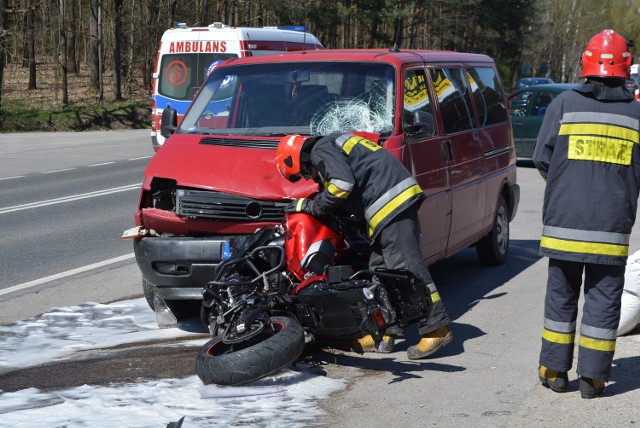 Na miejscu niedzielnej tragedii w Starachowicach. 51-letni motocyklista po zderzeniu z volkswagene t4 został prztransportowany do szpitala, jednak jego życia nie udało się uratować. Za kierownicą auta siedział trzeźwy 28-latek z gminy Brody