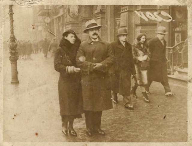 Dziadek  Leon z żoną Zofią po przeprowadzce do Torunia, gdzie przy ulicy Strumykowej prowadzili zakład siodlarski