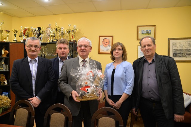 Po prezentacji wyników badań nad złożami geotermalnymi. Od lewej przewodniczący Rady Miasta i Gminy Połaniec  Stanisław Lolo, burmistrz Połańca Jacek Tarnowski, profesor doktor habilitowany inżynier Jacek Zimny, Joanna Bugaj i Zbigniewa Guła - zajmują się geotermią z ramienia Urzędu Miasta i Gminy w Połańcu.