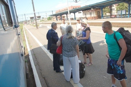 Dyskusja z konduktorem na peronie słupskiego dworca