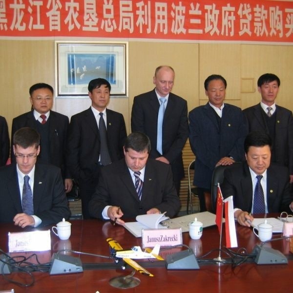 Dyrekcja mieleckiej firmy i przedstawiciele chińskiej prowincji podpisują kontrakt.