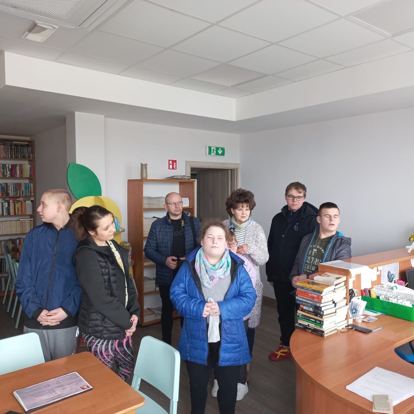 Podopieczni ośrodka w Zielonkach odwiedzili Bibliotekę Publiczną w Sędziszowie. Tam wzięli udział w wyjątkowych zajęciach