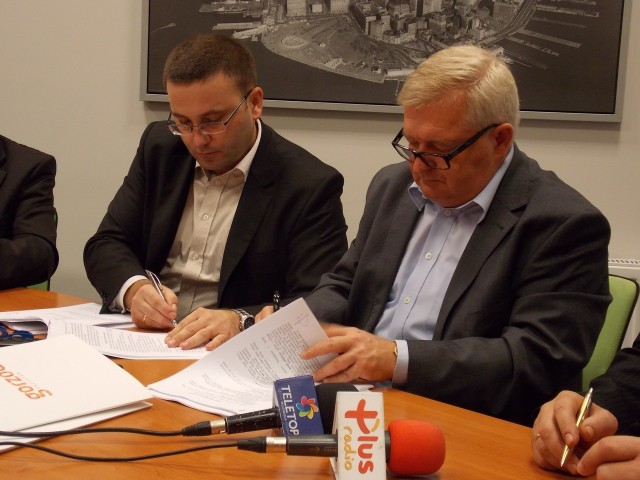 Wtorek, godzina 11.32 - po niemal trzech miesiącach opóźnieniach prezydent Tadeusz Jędrzejczak (z prawej) podpisuje umowę na wywóz odpadów z prezesem TWE Bartoszem Lewandowskim.