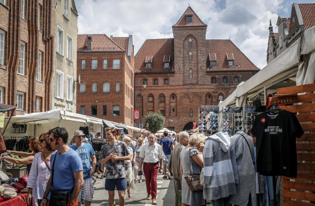 Zmiany nie są wielkie (najnowsze dane pochodzą z 2015). Nawet jednak w stosunku do roku poprzedniego obserwować można powolne, ale stałe zjawisko bogacenia się bogatych i ubożenia biednych. W przypadku Kujawsko-Pomorskiego, w ciągu roku dane pozostały niemal niezmienne (81,4%). Jednak w dłuższej perspektywie możemy zaobserwować, że nie ma powodów do optymizmu. O ile jeszcze w 2009 roku PKB na mieszkańca wytworzony w naszym województwie stanowił 84,7% średniej krajowej, to w 2015 roku było to już zaledwie 81,4 %. Kiepskim pocieszeniem jest to, że wyniki na Warmii i Mazurach czy na Podlasiu są jeszcze mizerniejsze, bo dynamika spadku w tych województwach jest niższa. Co ciekawe, w 2009 roku byliśmy na podobnym poziomie, co Małopolska. Dziś krakusy mocno awansowały, podczas gdy my stoczyliśmy się w dół. Pozytywnie zaskakuje rozwój Łódzkiego i Podkarpackiego. Z kolei dramatyczny spadek odnotowuje Świętokrzyskie. Tradycyjnie już  cztery najbogatsze województwa wypracowują większe PKB niż wszystkie pozostałe. Zobaczcie PKB w poszczególnych województwach. INFO Z POLSKI 5.10.2017 - przegląd najciekawszych informacji ostatnich dni w kraju