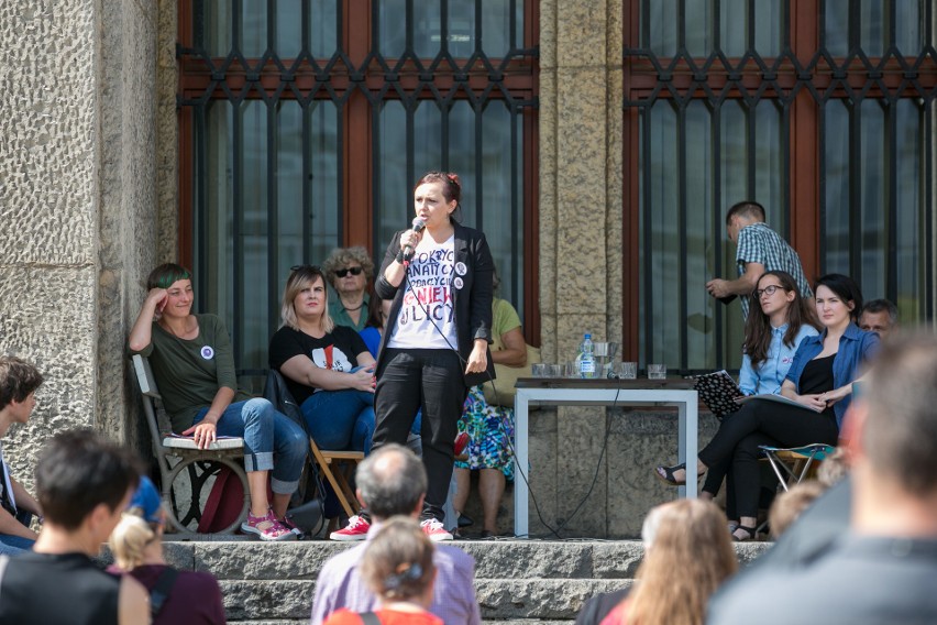 Kraków. Odbyła się publiczna dyskusja na temat wpływu działań Kościoła katolickiego na życie kobiet [ZDJĘCIA]