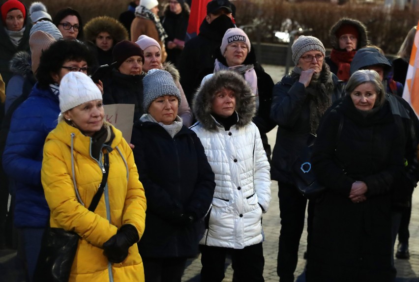 Po decyzji prokuratury, wiec poparcia dla ginekolg ze Szczecina. Prokuratura prowadzi śledztwo 