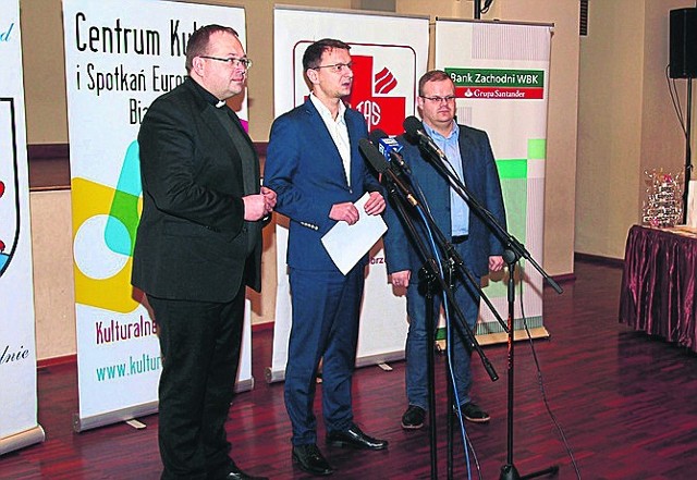 Konferencja w CKiSE w Białogardzie, od lewej ks. Tomasz Roda, Paweł Wiśniewski i Paweł Mielcarek
