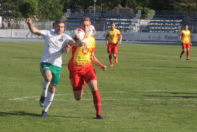 Peter Mazan (z lewej) zdobył zwycięską bramkę na 2:1 w sobotnim meczu ze Zniczem Pruszków.