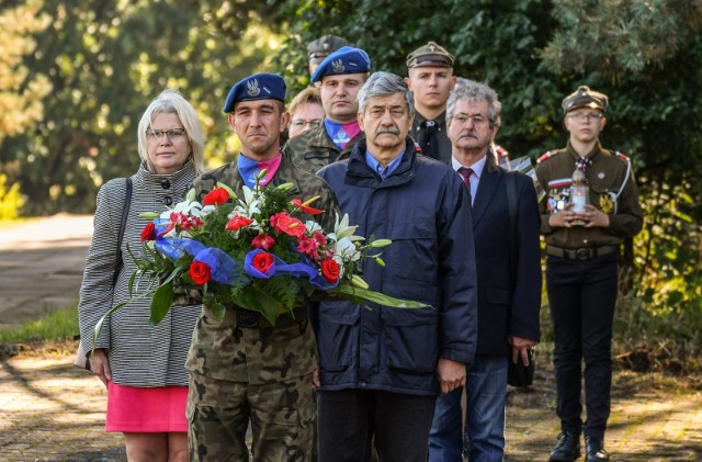 W poniedziałek 28 września 2020 roku w Dolinie Śmierci w Fordonie odbyła się uroczystość poświęcona pamięci poległych i pomordowanych podczas II wojny światowej.Jak informuje Urząd Miasta Bydgoszczy, w tym roku, ze względu na pandemię koronawirusa, wydarzenie ograniczone zostało do symbolicznego złożenia kwiatów przez zastępcę prezydenta Mirosława Kozłowicza oraz miejskich radnych.Uroczystości odbyły się w Dolinie Śmierci, miejscu kaźni wielu mieszkańców Bydgoszczy, którzy zginęli z rąk hitlerowców. Bydgoski ratusz przypomina, że 81 lat temu, podczas pierwszych tygodni wojny, ludność Bydgoszczy i okolic stała się ofiarą szczególnie brutalnej i okrutnej agresji. Fala represji i terroru, zgodnie z hitlerowskim planem, objęła wykształcone i wysoko postawione grupy społeczne i zawodowe, w których okupant upatrywał największe dla siebie zagrożenie. Byli to nauczyciele, lekarze, kapłani, prawnicy, rzemieślnicy i kupcy, policjanci i żołnierze. Jednak wśród zamordowanych w Dolinie Śmierci znajdowali się również przypadkowi mężczyźni, kobiety, a nawet dzieci.W poniedziałek kwiaty pod pomnikiem w asyście żołnierzy Wojska Polskiego, w imieniu prezydenta złożył jego zastępca Mirosław Kozłowicz. W imieniu Rady Miasta Bydgoszczy kwiaty złożyli wiceprzewodniczący Kazimierz Drozd oraz miejscy radni.Z kolei tydzień wcześniej w Kozłowie Biskupim odbyły się obchody 81. rocznicy Bitwy nad Bzurą. Na kwaterze poległych bydgoszczan zostały złożone kwiaty od prezydenta miasta. Mogiłami 50 żołnierzy Bydgoskiego Batalionu Obrony Narodowej, którzy zostali rozstrzelani przez hitlerowców 22 września 1939 roku opiekuje się urząd miasta w Sochaczewie wraz z mieszkańcami.