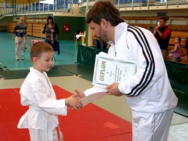 Shihan Wojciech Dudkowski nagradzał najlepszych zawodników dyplomami.