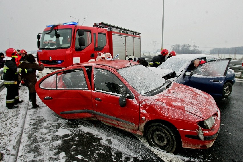 Wypadek i pięć osób rannych na nowej drodze S8. Na szczęście to ćwiczenia (ZDJĘCIA, FILM)