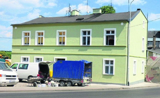 Jedna z kamienic, która została odnowiona dzięki farbom od Niemców. Budynek znajduje się w centrum Łobżenicy. Wcześniej nie był ozdobą tego miejsca