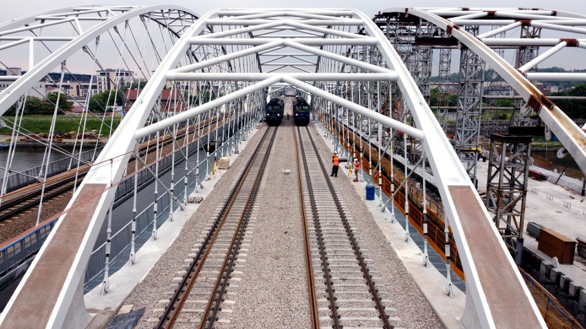 Kraków. Testy nowego mostu kolejowego nad Wisłą już trwają. Pociągi pasażerskie pojadą tędy już wkrótce [ZDJĘCIA] 