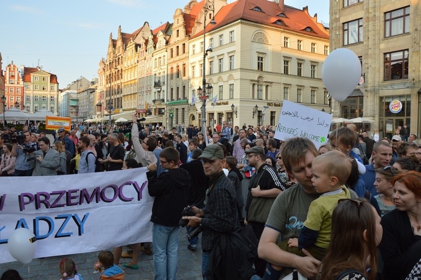 Wrocławianie wyrazili solidarność z uchodźcami. Pikieta w Rynku (ZDJĘCIA)