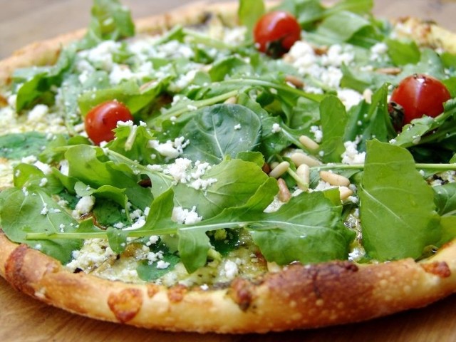 Pizza z szynką parmeńską albo bakłażanem, sałatą rucola oraz parmezanem i pomidorkami koktajlowymi zdobywa coraz większą popularność.