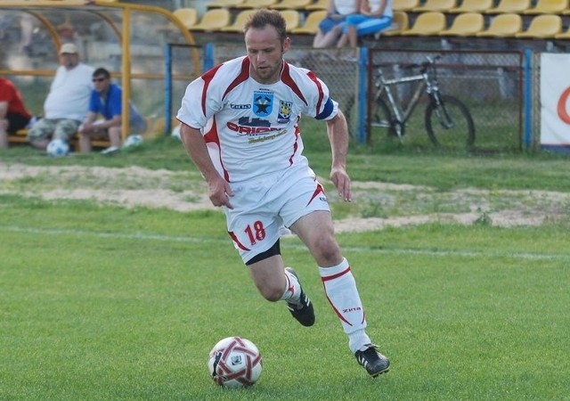Dariusz Anduła po trzydziestu kolejkach spotkań był najlepszym strzelcem trzeciej ligi. Na koncie miał 20 bramek. Nic dziwnego, że pytają już o niego inne kluby.