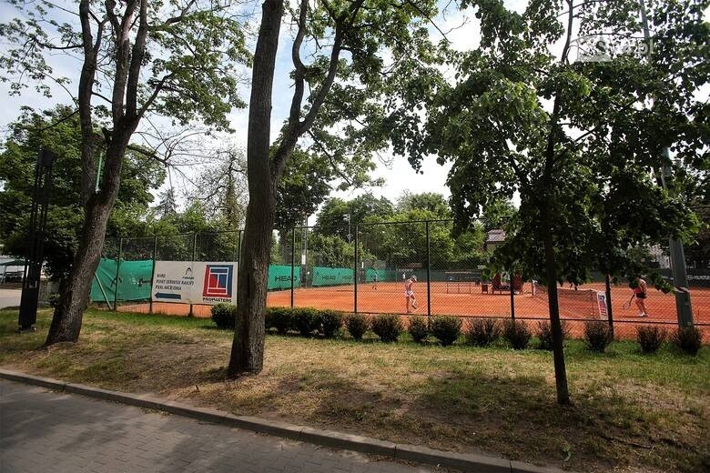 Teren budowy hali tenisowej wciąż z drzewami