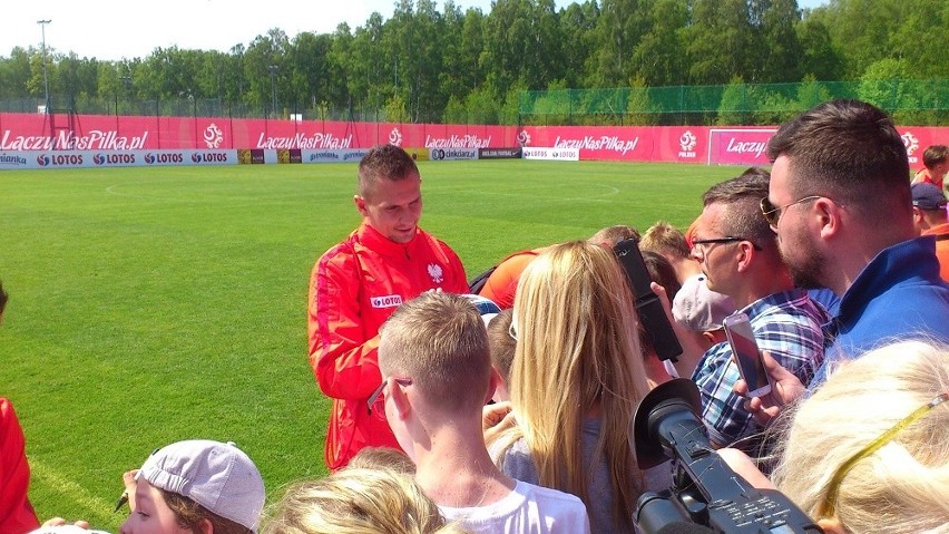 Artur Jędrzejczyk rozdaje autografy fanom