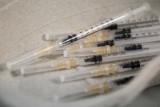 Trzecia dawki szczepionki przeciwko Covid-19 a ryzyko śmierci seniorów. Jest nowy raport