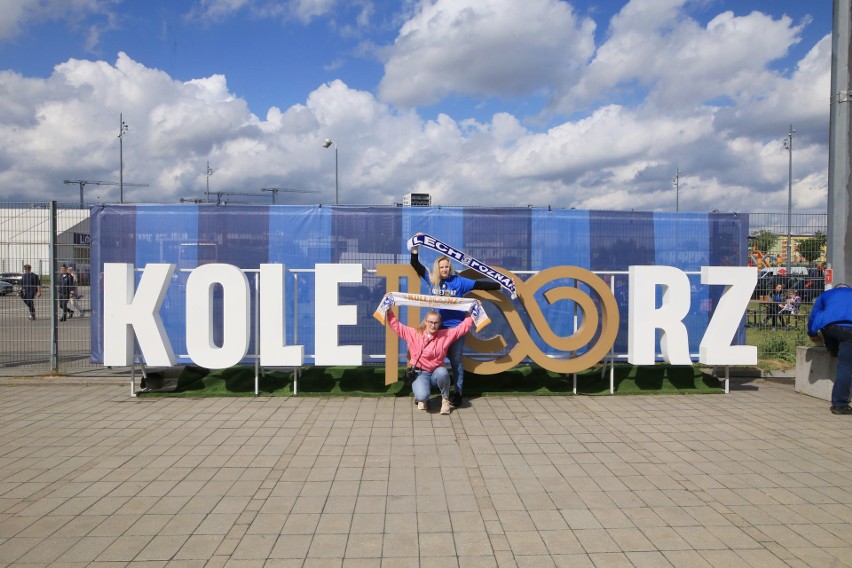 Kibice Lecha Poznań pod stadionem przed meczem z Zagłębiem...