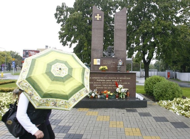 Pomnik Jana Pawła II został wybudowany nielegalnie w 2006 roku. Powiatowy Inspektorat Nadzoru Budowlanego do tej pory nie przeprowadził żadnej kontroli.