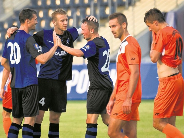 Piłkarze Zawiszy (niebiesko-czarne stroje) mają dobre wspomnienia z pierwszego meczu z Chrobrym. Dwa gole strzelił Szymon Lewicki (nr 20), a jednego dołożył Kamil Drygas (przodem).