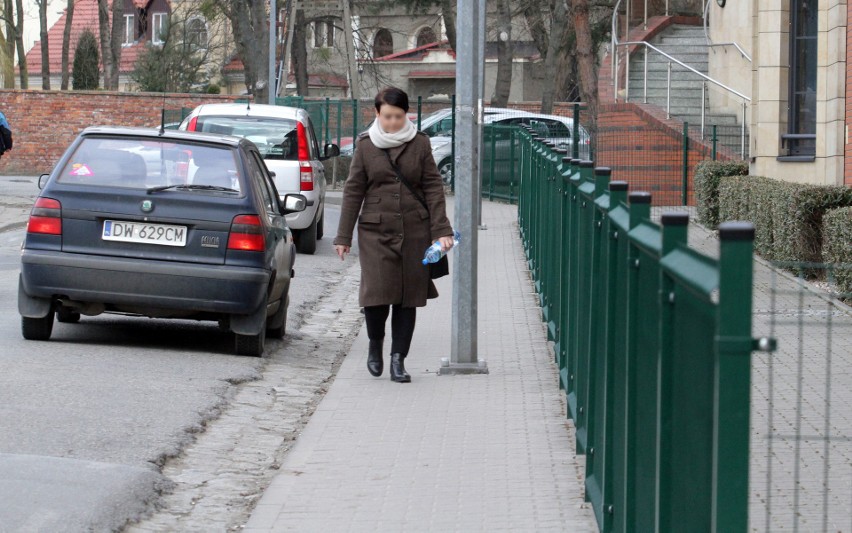 Siostry zakonne zagrodziły chodnik płotem, bo piesi zaglądali im przez okno