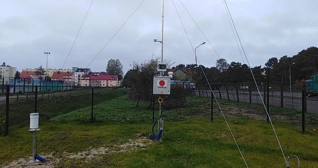 Od paru dni mieszkańcy Ustki mogą monitorować jakość powietrza. Wszystkie informacje znajdują się na czujniku, który zamontowany jest na stacji pogodowej. Jeden z niech znajduję się tuż zaraz na terenie Ośrodka Sportu i Rekreacji przy ulicy Rybackiej. Natomiast pozostałe z nich są zamontowane na budynku Straży Miejskiej oraz między innymi też na terenie Zespołu Szkoły Ogólnokształcących i Technicznych. Kolejny można zobaczyć na obiekcie Szkoły Podstawowej numer jeden na ulicy Darłowskiej.