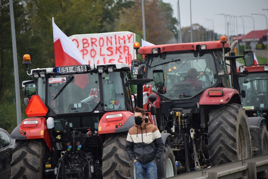 Protest rolniczy pod Sieradzem. Ciągniki zablokowały wjazd...
