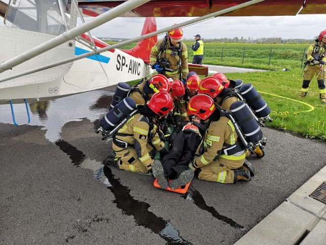 Wypadek awionetki w Gliwicach - ćwiczenia służb ratunkowych na lotnisku. Zobacz kolejne zdjęcia. Przesuwaj zdjęcia w prawo - naciśnij strzałkę lub przycisk NASTĘPNE