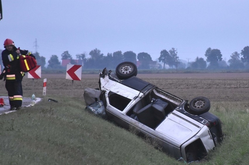 Stare Pole (pow. malborski). Groźny wypadek na drodze krajowej nr 22. Dachował bus. Dziewięć osób zostało rannych. ZDJĘCIA