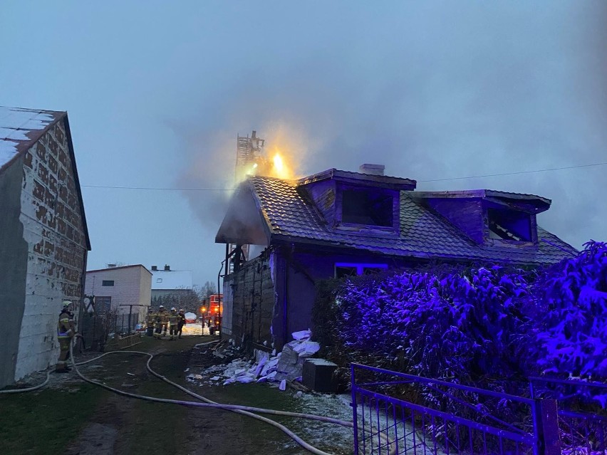 Strażak z OSP Raszujka stracił dom w pożarze. Wraz z rodziną zamieszkał w lokalu zastępczym. Do pożaru doszło 3.12.2022