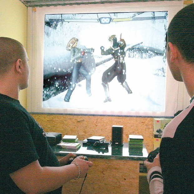 Arkadiusz Kin (z prawej) i Tomasz Zieniewicz wcielają się w postacie komputerowych karateków.