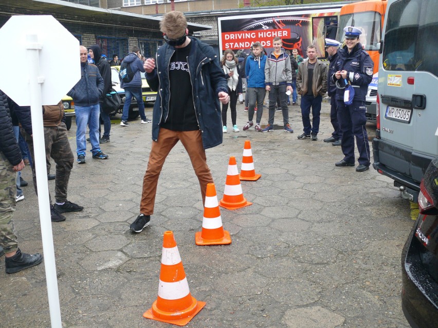 Radom. Piknik motoryzacyjny w Zespole Szkół Samochodowych