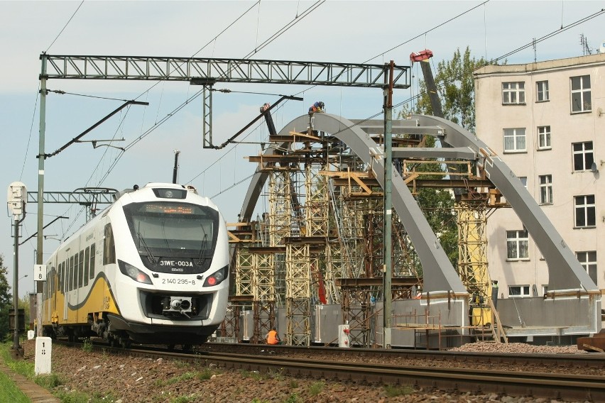 Nowe przęsło wiaduktu nad Grabiszyńską waży kilkaset ton. Zamkną ulicę na czas montowania (ZDJĘCIA)