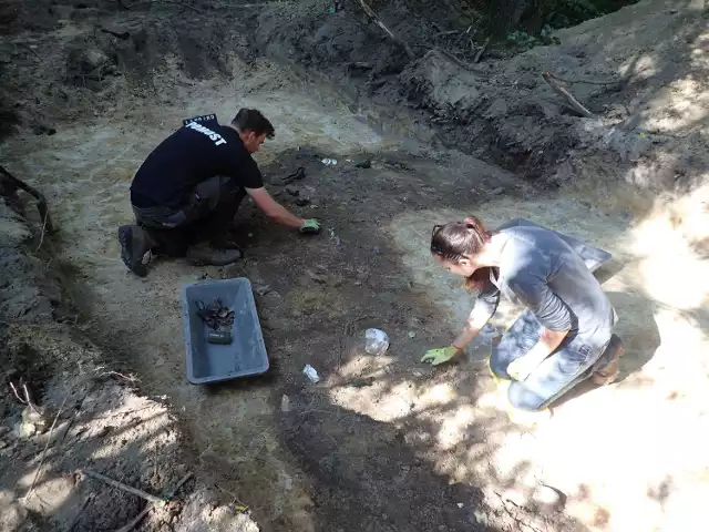 Odkryto nie tylko szczątki ofiar, ale również wiele rzeczy, która pozostały w Łambinowicach po samym obozie, czyli butelki, fragmenty naczyń, szczątki butów, a także niemieckie monety.